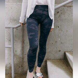 Spanx Camouflage Leggings medium NWOT